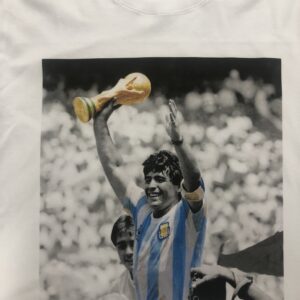 Diego Maradona alzando copa