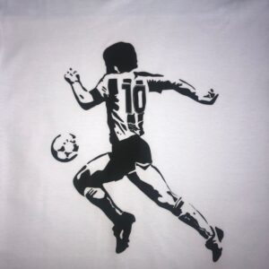 Diego Maradona llevandola