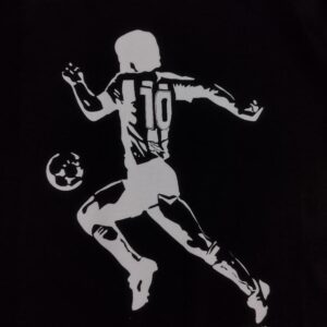 Diego Maradona llevandola