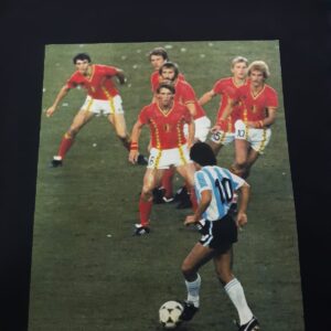 Diego Maradona Rodeado